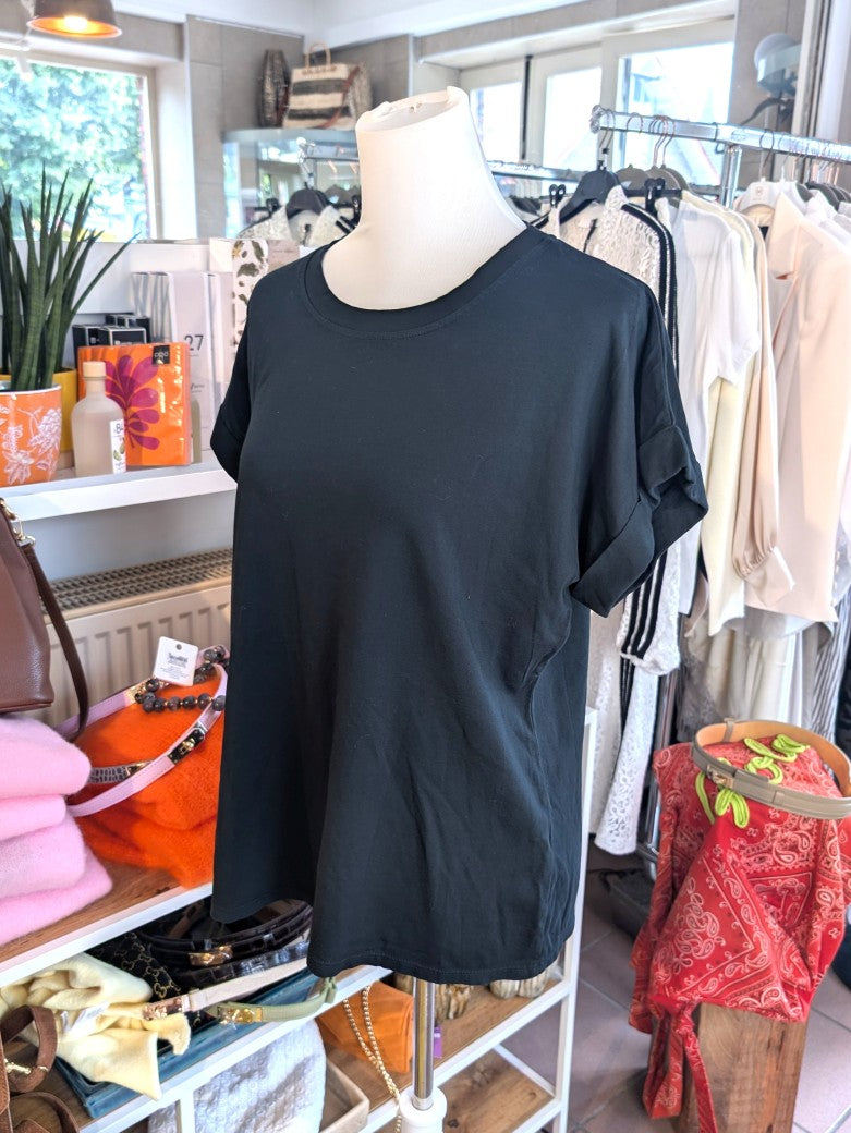Schwarzes Baumwolle T-Shirt mit liebevollem "I love you to the moon and back" Patch. Ein perfektes Geschenk für alle, die Sentiment und Style vereinen möchten.