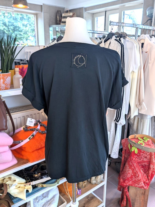 Schwarzes Baumwolle T-Shirt mit liebevollem "I love you to the moon and back" Patch. Ein perfektes Geschenk für alle, die Sentiment und Style vereinen möchten.