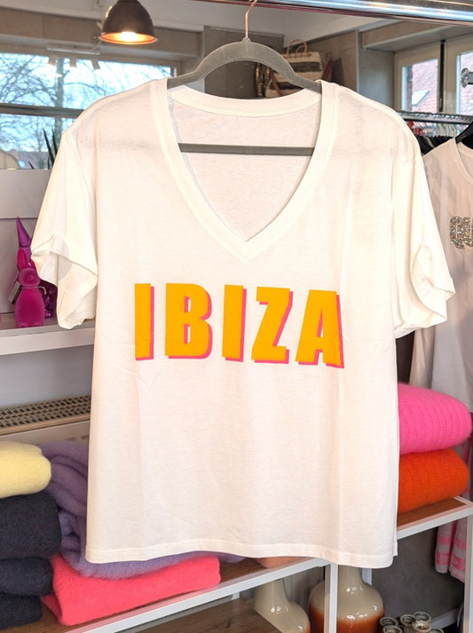 Klassisches T-Shirt im angesagten Ibiza-Design mit kontrastreichem Créme Neon Orange Farbspiel. Das zeitlose Design verbindet Eleganz mit lässigem Flair.