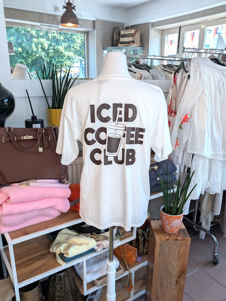 T-Shirt Créme aus hochwertiger Baumwolle mit stilvollem Backprint-Design „Iced Coffee Club" in warmem Kaffeebraun. Perfekt für Kaffeeliebhaber und als Geschenk!