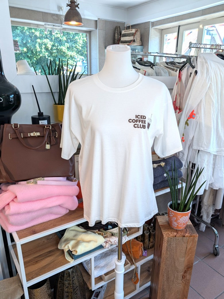 T-Shirt Créme aus hochwertiger Baumwolle mit stilvollem Backprint-Design „Iced Coffee Club" in warmem Kaffeebraun. Perfekt für Kaffeeliebhaber und als Geschenk!