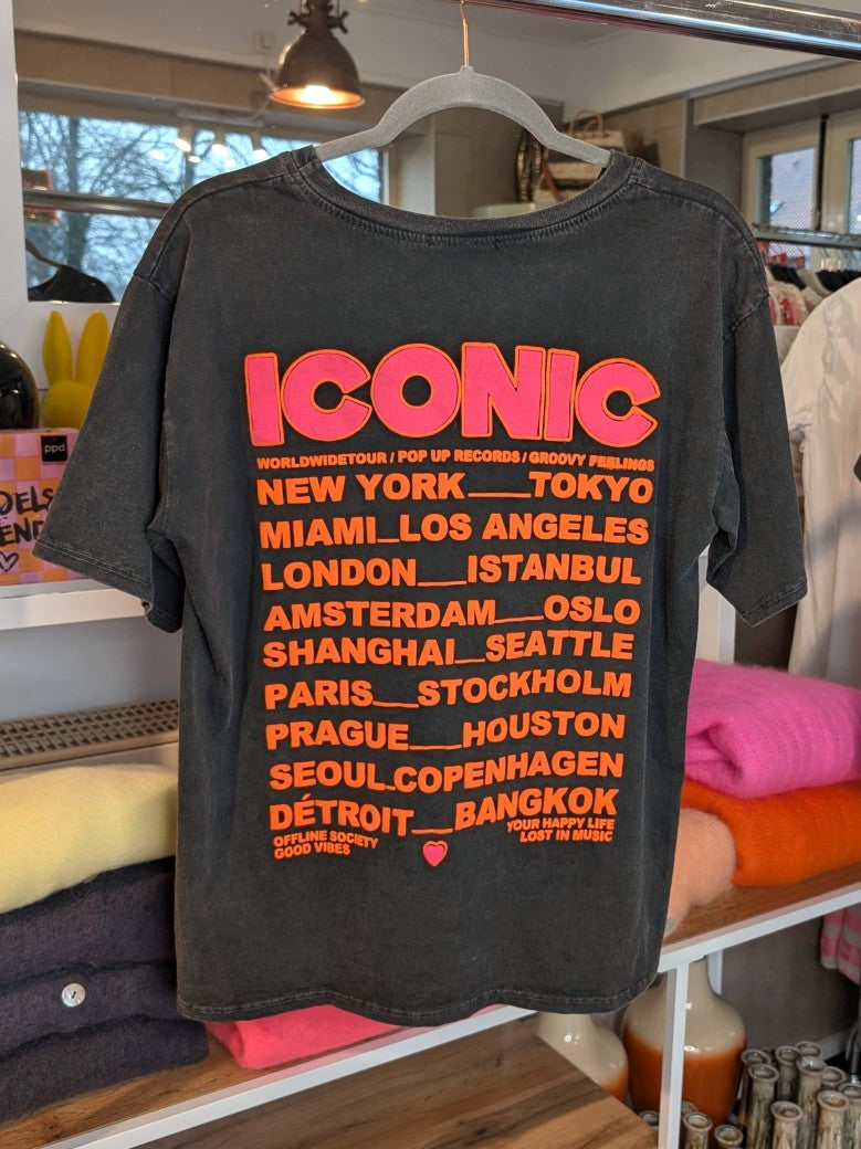 Das T-Shirt in Trendfarbe Anthrazit mit auffälligem Backprint als Flock in Neon Pink Orange setzt ein stylisches Statement für jeden Tag & jeden Anlass!