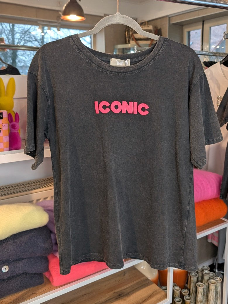 Das T-Shirt in Trendfarbe Anthrazit mit auffälligem Backprint als Flock in Neon Pink Orange setzt ein stylisches Statement für jeden Tag & jeden Anlass!