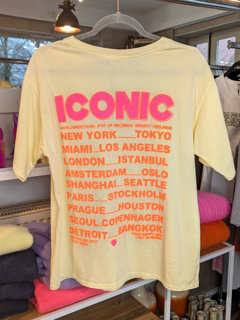 Das T-Shirt in Trendfarbe Butter Yellow Gelb mit auffälligem Backprint als Flock in Neon Pink Orange setzt ein stylisches Statement für jeden Tag & jeden Anlass!