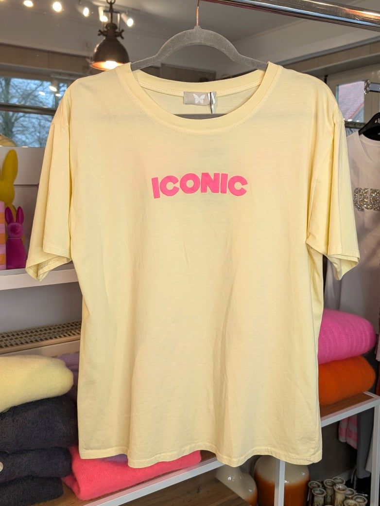 Das T-Shirt in Trendfarbe Butter Yellow Gelb mit auffälligem Backprint als Flock in Neon Pink Orange setzt ein stylisches Statement für jeden Tag & jeden Anlass!