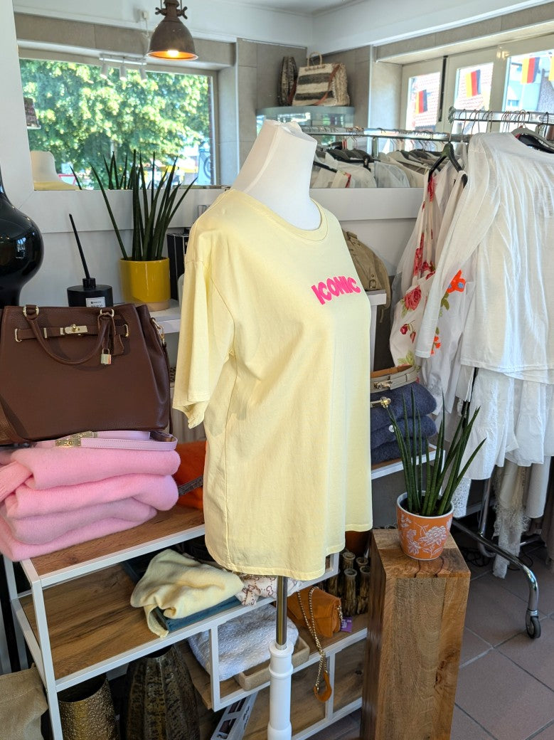 Das T-Shirt in Trendfarbe Butter Yellow Gelb mit auffälligem Backprint als Flock in Neon Pink Orange setzt ein stylisches Statement für jeden Tag & jeden Anlass!