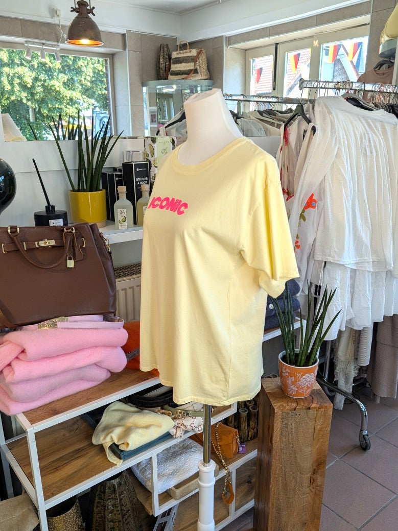 Das T-Shirt in Trendfarbe Butter Yellow Gelb mit auffälligem Backprint als Flock in Neon Pink Orange setzt ein stylisches Statement für jeden Tag & jeden Anlass!