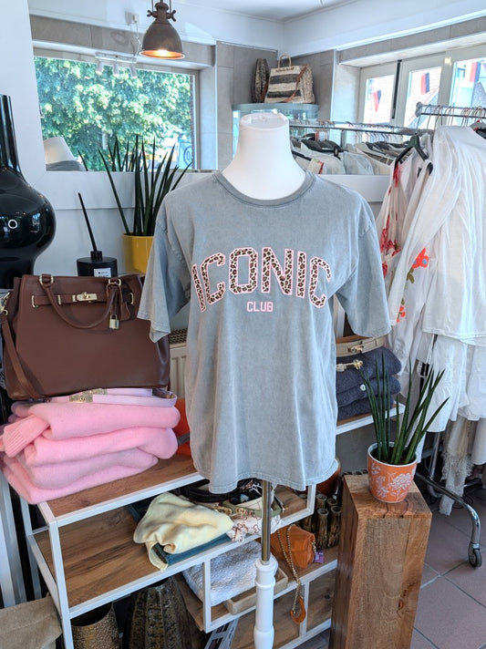 Hochwertiges T-Shirt Iconic in angesagtem Leo-Design mit harmonischer Farbkombination aus Hellgrau, Beige, Braun und Rosa- vielseitiges Piece für jeden Stil!