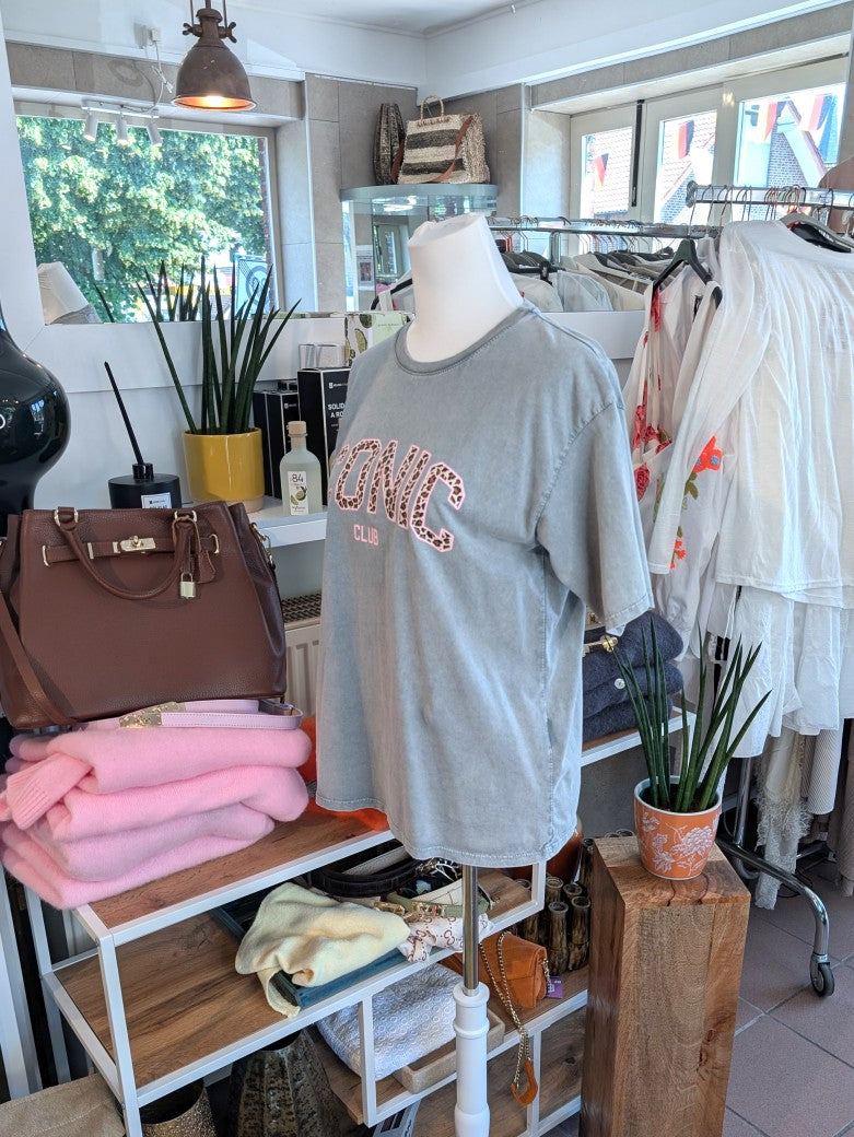 Hochwertiges T-Shirt Iconic in angesagtem Leo-Design mit harmonischer Farbkombination aus Hellgrau, Beige, Braun und Rosa- vielseitiges Piece für jeden Stil!