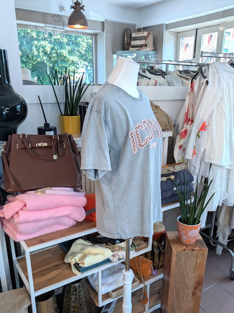Hochwertiges T-Shirt Iconic in angesagtem Leo-Design mit harmonischer Farbkombination aus Hellgrau, Beige, Braun und Rosa- vielseitiges Piece für jeden Stil!