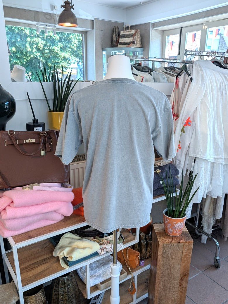 Hochwertiges T-Shirt Iconic in angesagtem Leo-Design mit harmonischer Farbkombination aus Hellgrau, Beige, Braun und Rosa- vielseitiges Piece für jeden Stil!