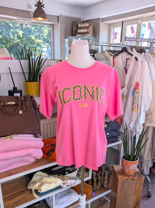 Hochwertiges T-Shirt Iconic in angesagtem Leo-Design mit harmonischer Farbkombination aus Pink, Beige, Braun und Gelb - vielseitiges Piece für jeden Stil!