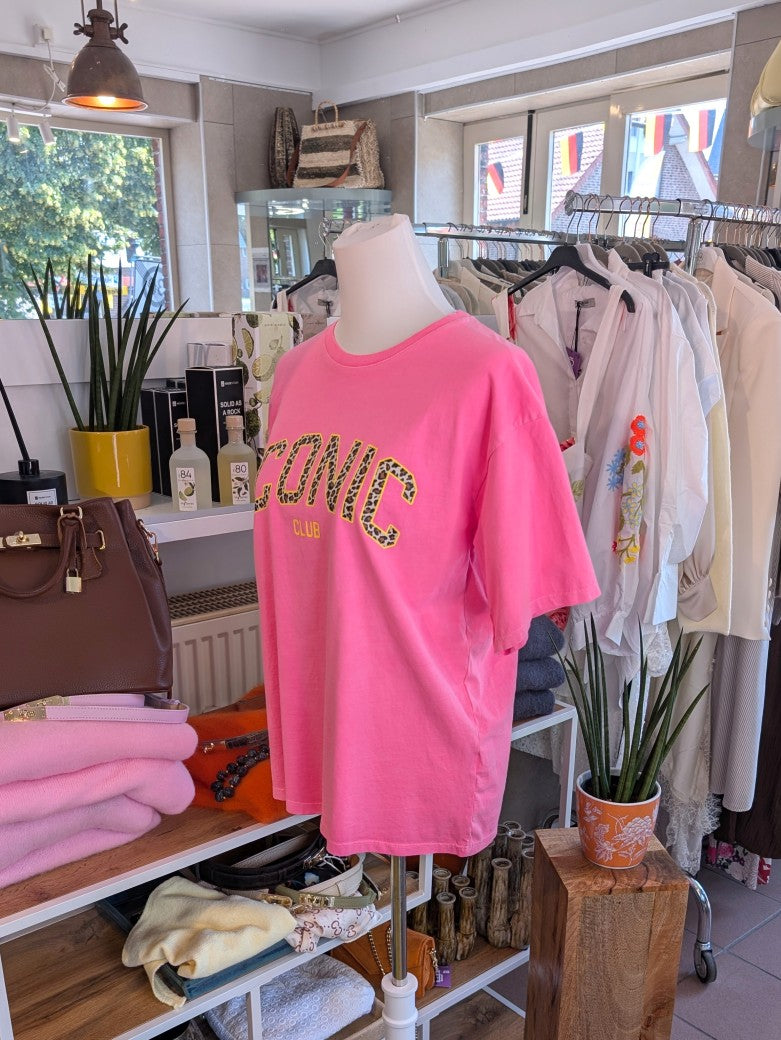 Hochwertiges T-Shirt Iconic in angesagtem Leo-Design mit harmonischer Farbkombination aus Pink, Beige, Braun und Gelb - vielseitiges Piece für jeden Stil!