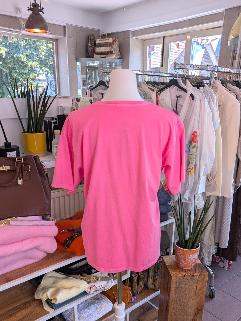 Hochwertiges T-Shirt Iconic in angesagtem Leo-Design mit harmonischer Farbkombination aus Pink, Beige, Braun und Gelb - vielseitiges Piece für jeden Stil!
