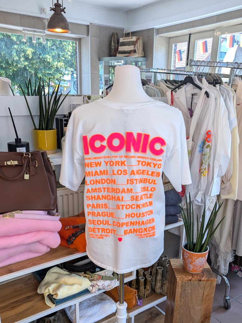 Das T-Shirt in Trendfarbe Weiß mit auffälligem Backprint als Flock in Neon Pink Orange setzt ein stylisches Statement für jeden Tag & jeden Anlass!