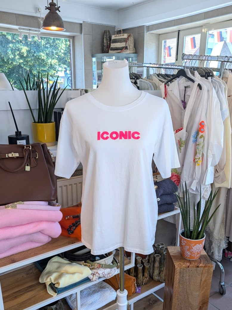 Das T-Shirt in Trendfarbe Weiß mit auffälligem Backprint als Flock in Neon Pink Orange setzt ein stylisches Statement für jeden Tag & jeden Anlass!