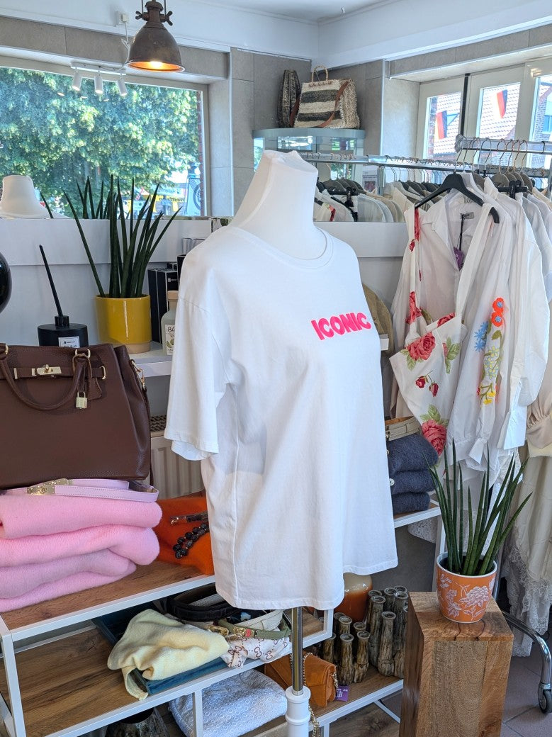 Das T-Shirt in Trendfarbe Weiß mit auffälligem Backprint als Flock in Neon Pink Orange setzt ein stylisches Statement für jeden Tag & jeden Anlass!