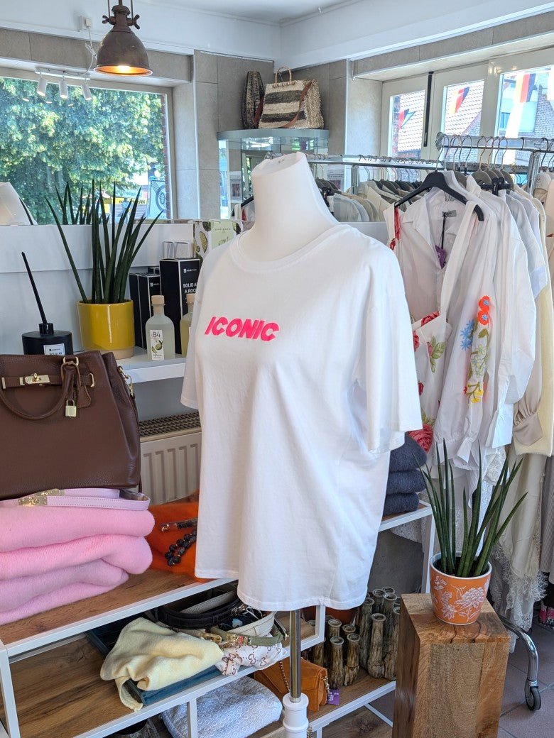 Das T-Shirt in Trendfarbe Weiß mit auffälligem Backprint als Flock in Neon Pink Orange setzt ein stylisches Statement für jeden Tag & jeden Anlass!