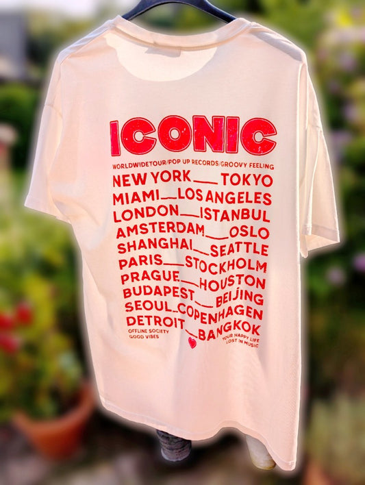 Steigern Sie Ihren Style mit dem T-Shirt Iconic in Weiß in der stylischen Kombination mit dem Print und Backprint in Pink - ein absoluter Hingucker!