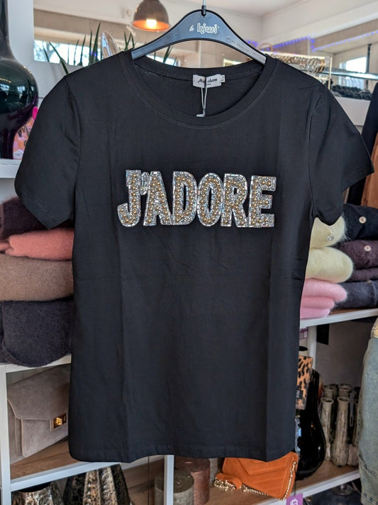 Elegantes T-Shirt J'ADORE in klassischem Schwarz mit edlen Akzenten in Silber und Gold. Perfekt für jeden Anlass, ob casual oder gehobener - hochwertiges Material.