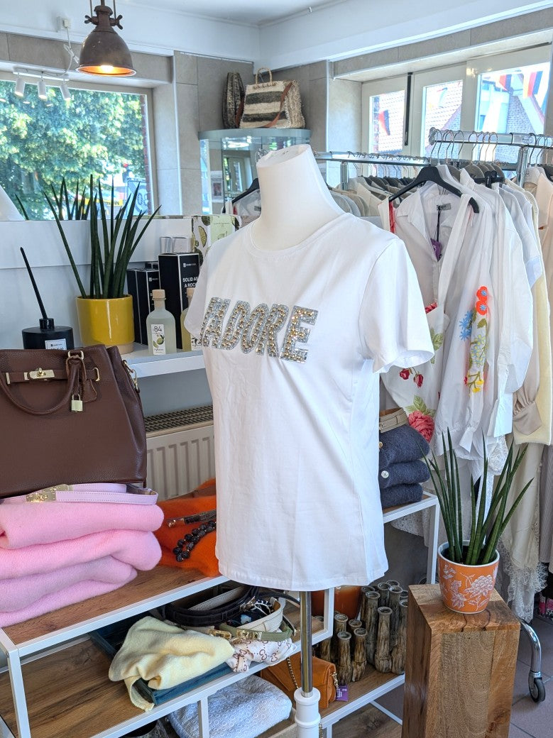 Elegantes T-Shirt J'ADORE in klassischem Weiß mit edlen Akzenten in Silber und Gold. Perfekt für jeden Anlass, ob casual oder gehobener - hochwertiges Material.