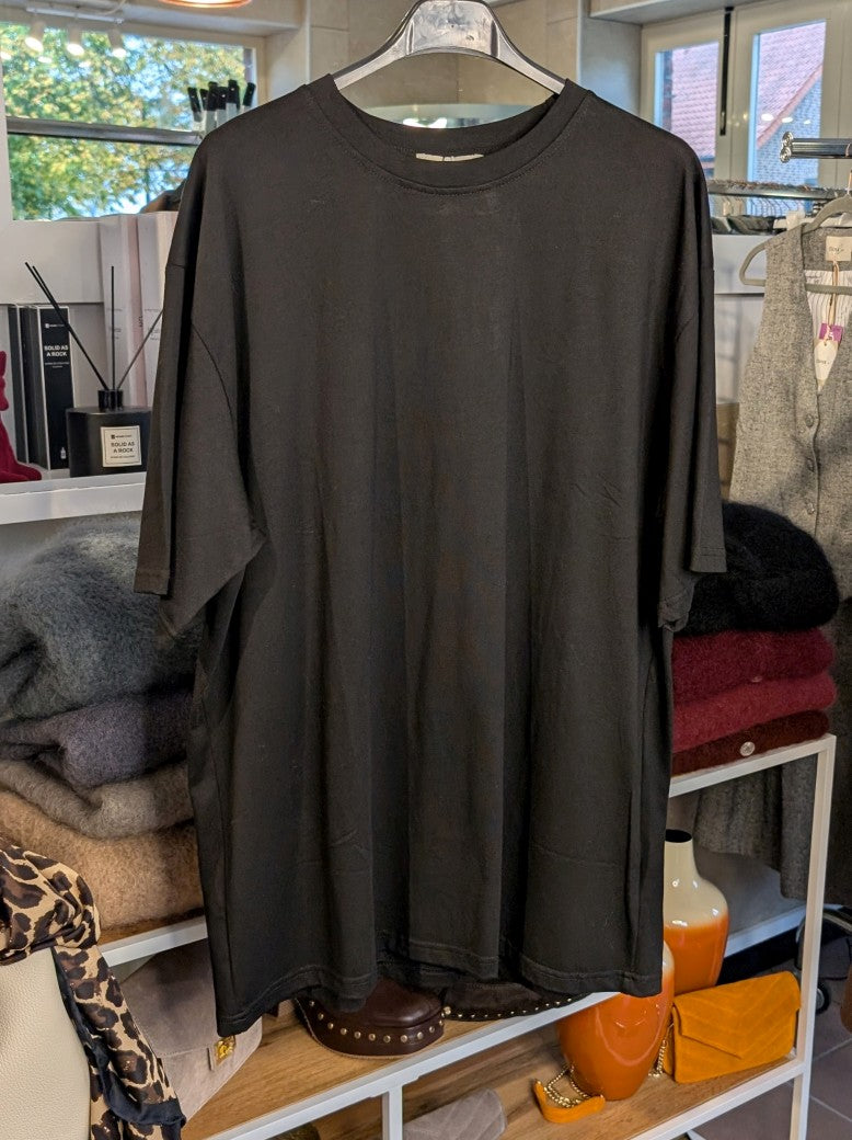 Das lange T-Shirt aus hochwertiger Baumwolle in tiefem Schwarz bietet vielseitige Stylingmöglichkeiten - unverzichtbares Basic für casual oder elegante Looks!