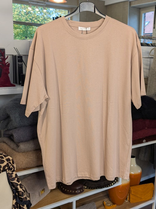 Das lange T-Shirt aus hochwertiger Baumwolle in elegantem Taupe bietet vielseitige Stylingmöglichkeiten - unverzichtbares Basic für casual oder elegante Looks!
