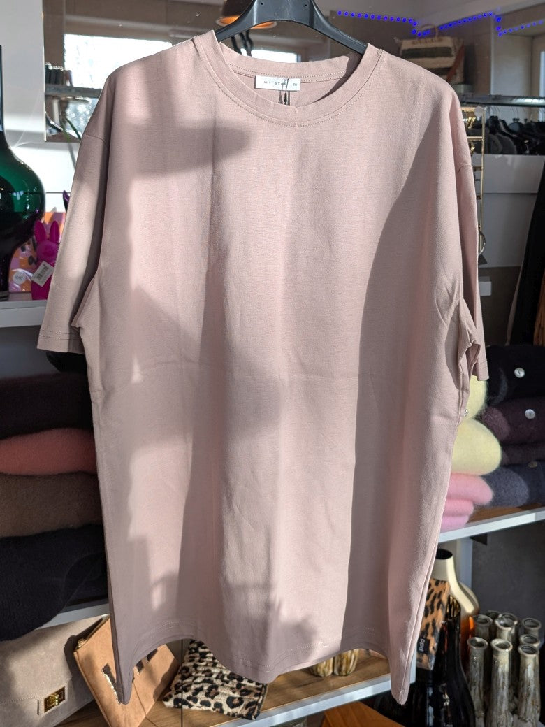 Das lange T-Shirt aus hochwertiger Baumwolle in elegantem Taupe bietet vielseitige Stylingmöglichkeiten - unverzichtbares Basic für casual oder elegante Looks!