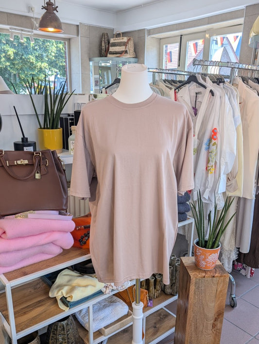 Das lange T-Shirt aus hochwertiger Baumwolle in elegantem Taupe bietet vielseitige Stylingmöglichkeiten - unverzichtbares Basic für casual oder elegante Looks!