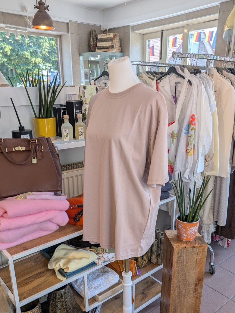 Das lange T-Shirt aus hochwertiger Baumwolle in elegantem Taupe bietet vielseitige Stylingmöglichkeiten - unverzichtbares Basic für casual oder elegante Looks!