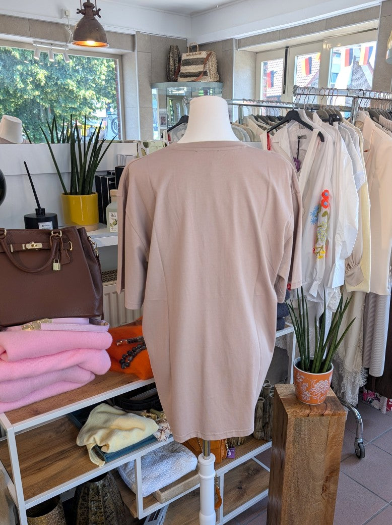 Das lange T-Shirt aus hochwertiger Baumwolle in elegantem Taupe bietet vielseitige Stylingmöglichkeiten - unverzichtbares Basic für casual oder elegante Looks!