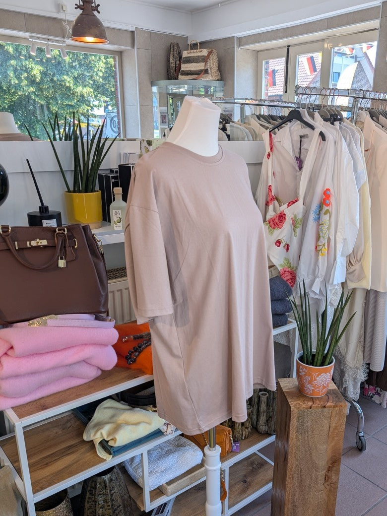 Das lange T-Shirt aus hochwertiger Baumwolle in elegantem Taupe bietet vielseitige Stylingmöglichkeiten - unverzichtbares Basic für casual oder elegante Looks!