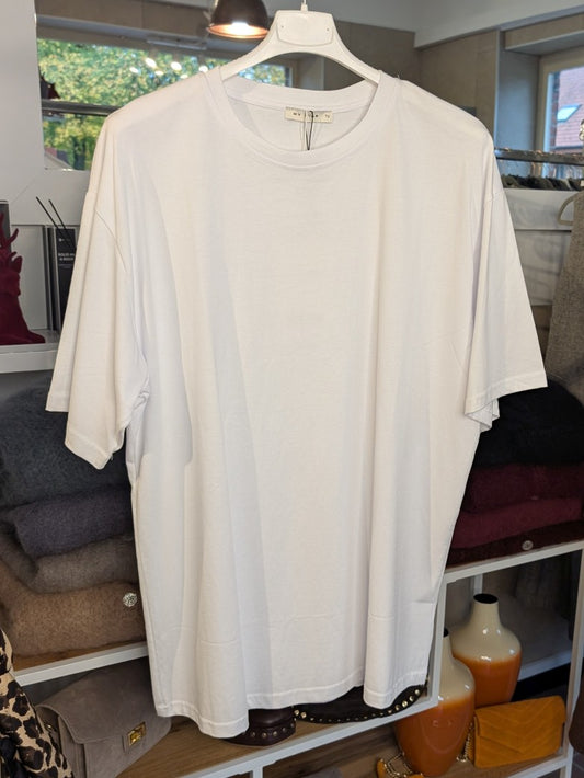 Das lange T-Shirt aus hochwertiger Baumwolle in schlichtem Weiß bietet vielseitige Stylingmöglichkeiten - unverzichtbares Basic für casual oder elegante Looks!