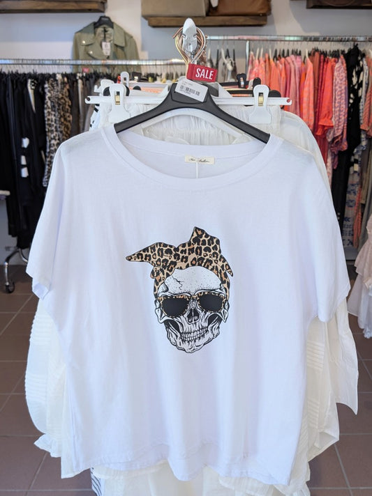 Dieses T-Shirt mit coolem Leomuster in Verbindung zum Totenkopf-Motiv besteht aus 100% Baumwolle. Setze lässige Akzente!