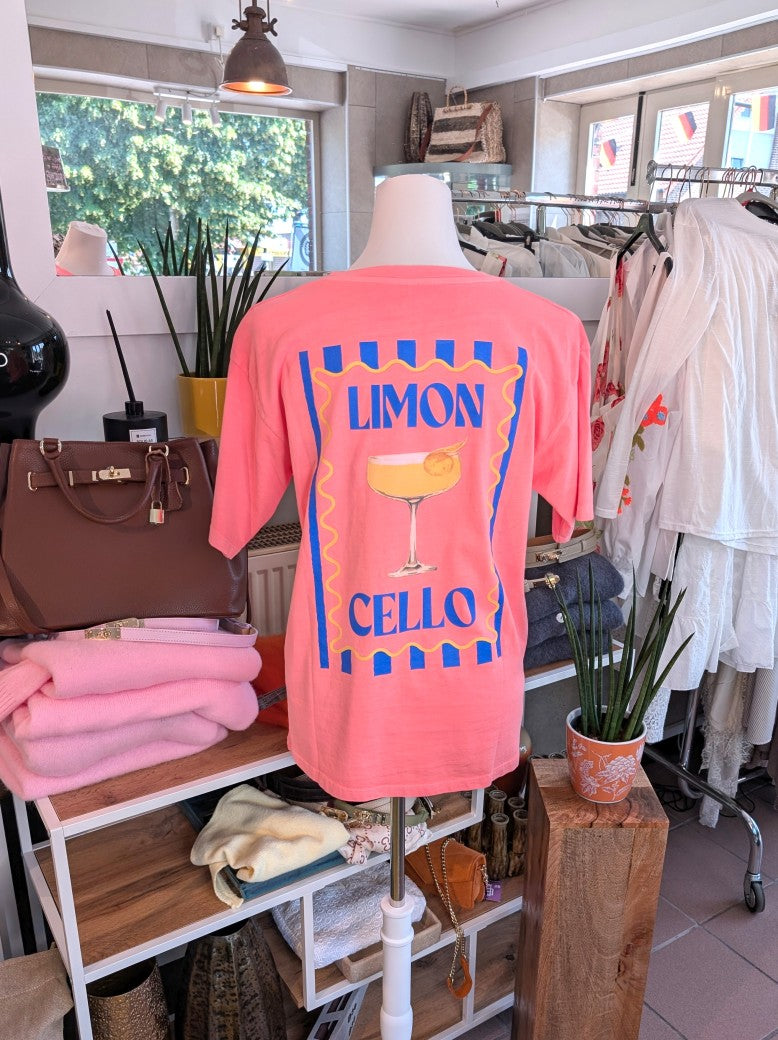 Lebendiges T-Shirt Limoncello mit großem Backprint in den Farben Koralle, Blau und Gelb. Eine farbenfrohe Interpretation, die Sommer und Leichtigkeit ausstrahlt.