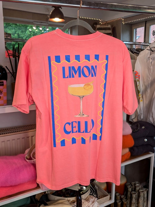 Lebendiges T-Shirt Limoncello mit großem Backprint in den Farben Koralle, Blau und Gelb. Eine farbenfrohe Interpretation, die Sommer und Leichtigkeit ausstrahlt.