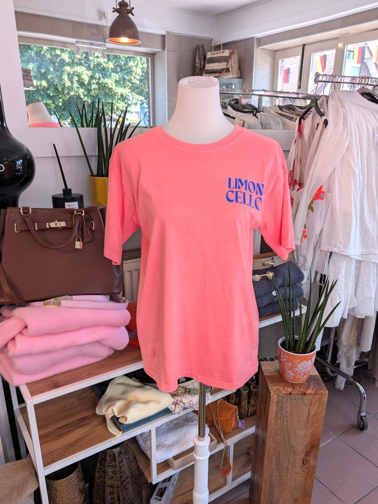 Lebendiges T-Shirt Limoncello mit großem Backprint in den Farben Koralle, Blau und Gelb. Eine farbenfrohe Interpretation, die Sommer und Leichtigkeit ausstrahlt.