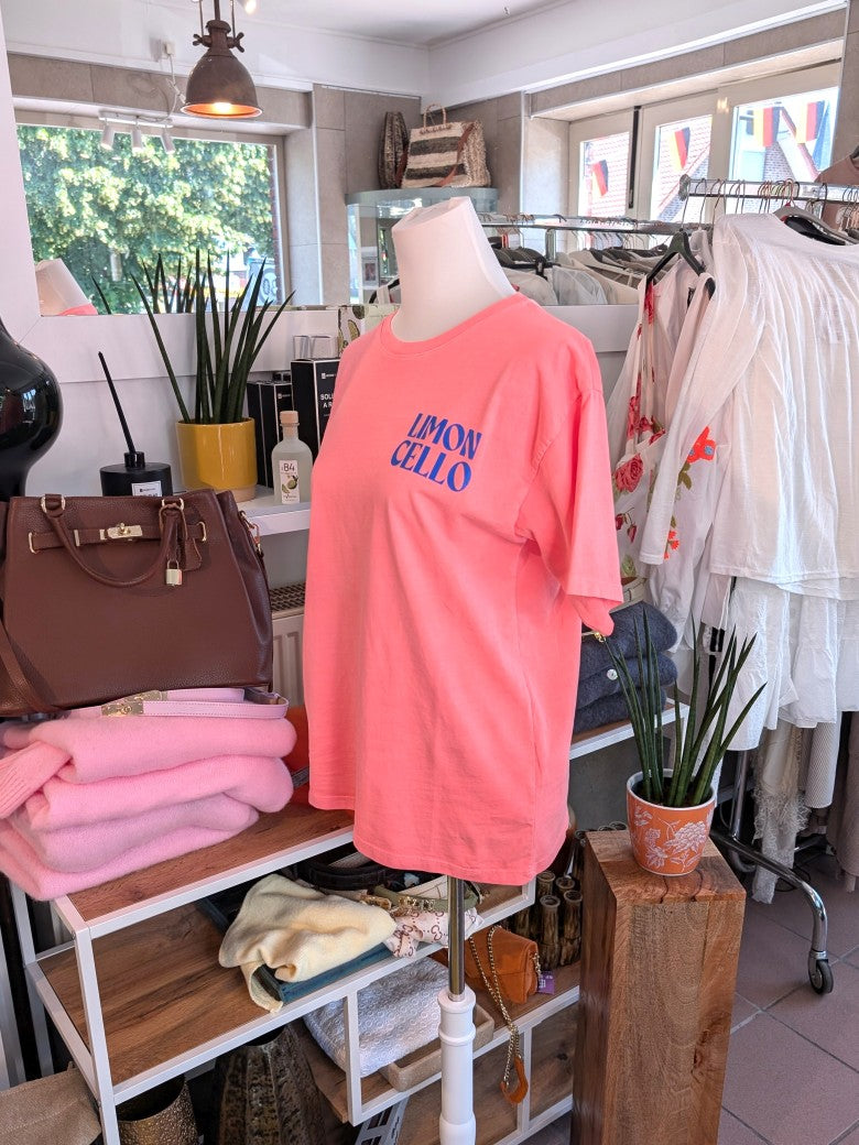 Lebendiges T-Shirt Limoncello mit großem Backprint in den Farben Koralle, Blau und Gelb. Eine farbenfrohe Interpretation, die Sommer und Leichtigkeit ausstrahlt.