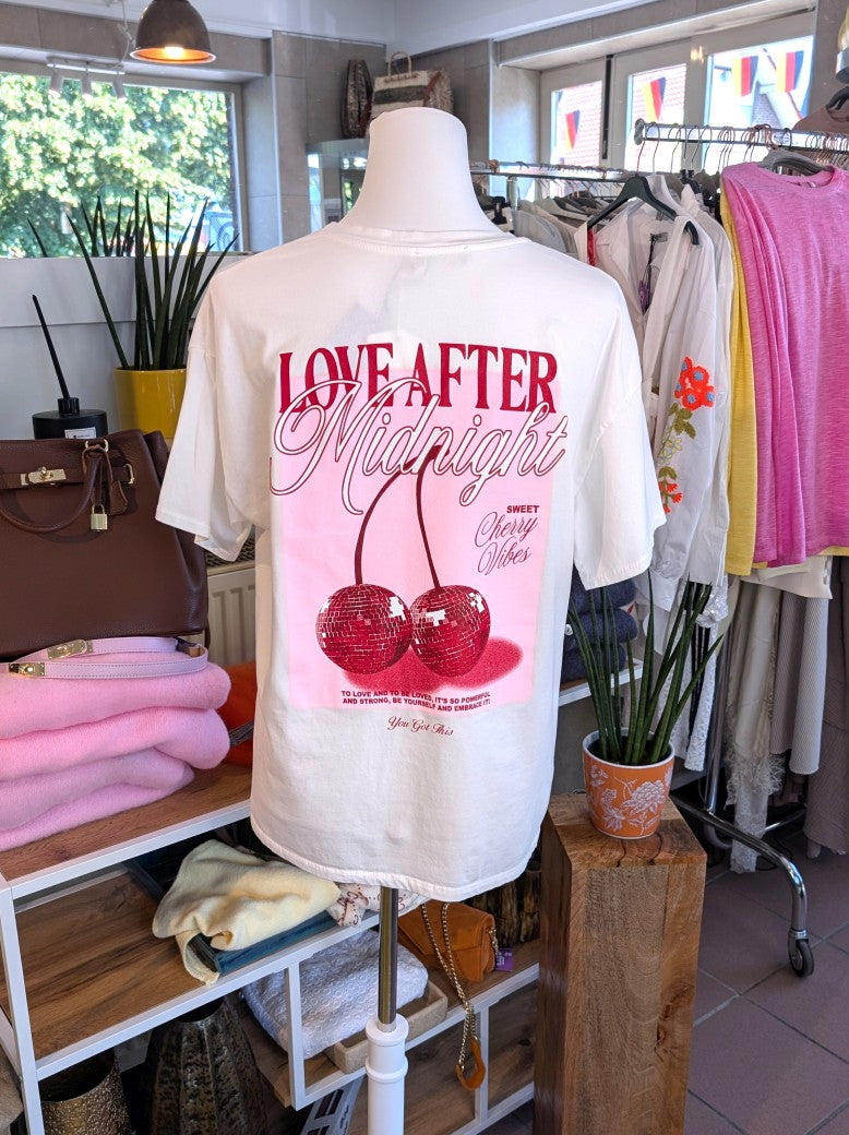 Romantisches T-Shirt Cherry Love After Midnight mit auffälligem Backprint in Créme, Rosa und Rot. Ideal für alle mit Liebe zur Mode und farbigen Statements!