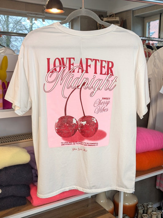 Romantisches T-Shirt Cherry Love After Midnight mit auffälligem Backprint in Créme, Rosa und Rot. Ideal für alle mit Liebe zur Mode und farbigen Statements!