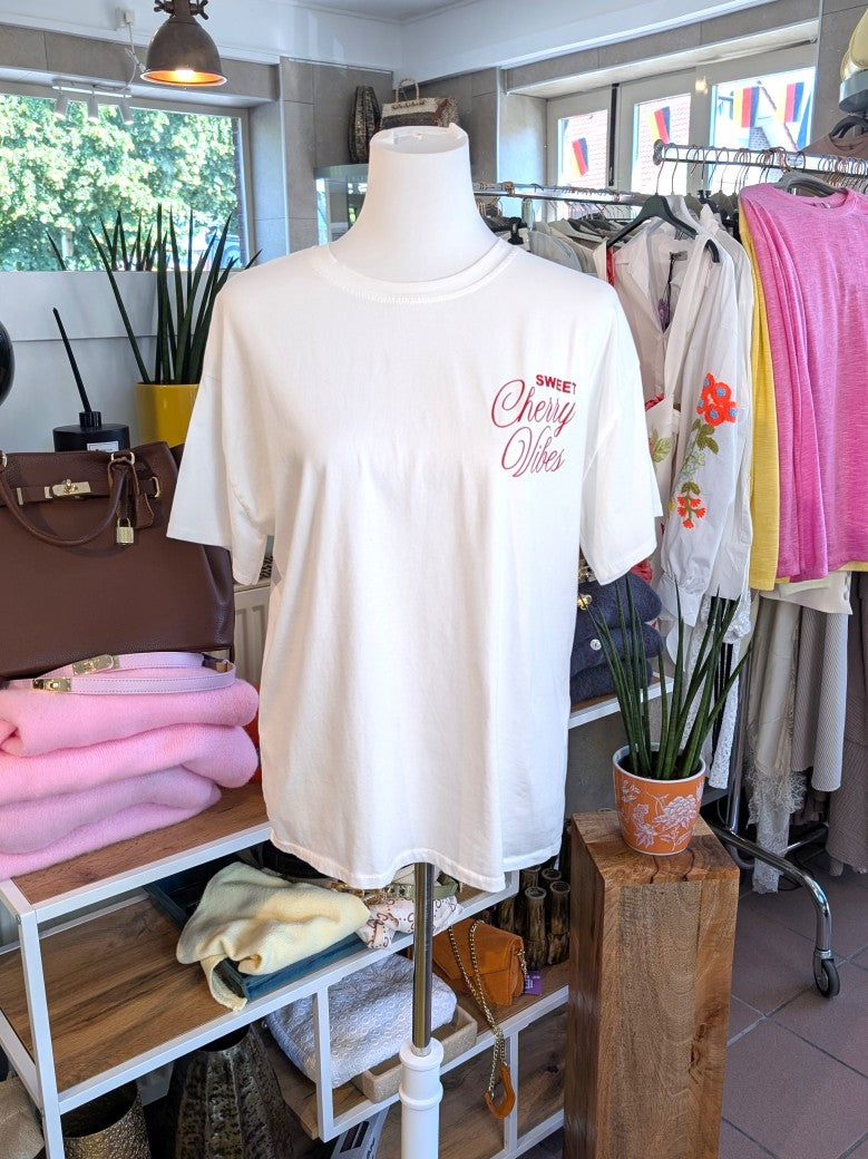 Romantisches T-Shirt Cherry Love After Midnight mit auffälligem Backprint in Créme, Rosa und Rot. Ideal für alle mit Liebe zur Mode und farbigen Statements!