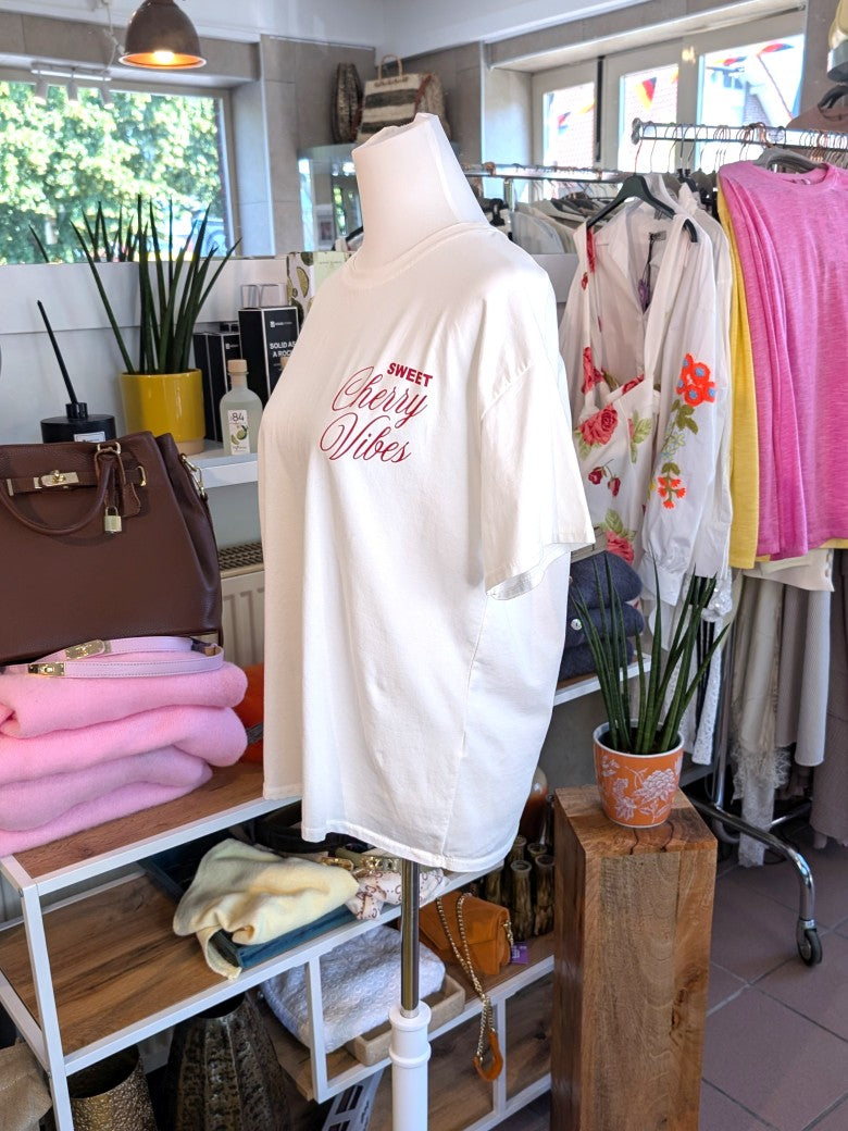 Romantisches T-Shirt Cherry Love After Midnight mit auffälligem Backprint in Créme, Rosa und Rot. Ideal für alle mit Liebe zur Mode und farbigen Statements!