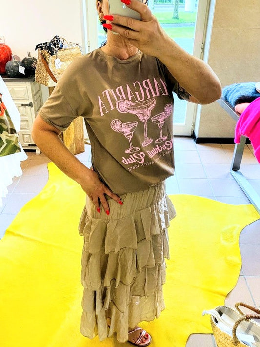 Entdecke unser neues T-Shirt Margarita in Taupe Rosa aus Baumwolle und unseren  Lyocell BOHO Volant Rock in Taupe. Hol es dir jetzt!