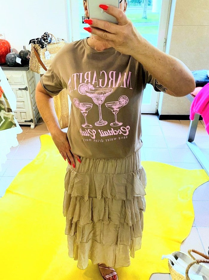 Entdecke unser neues T-Shirt Margarita in Taupe Rosa aus Baumwolle und unseren  Lyocell BOHO Volant Rock in Taupe. Hol es dir jetzt!