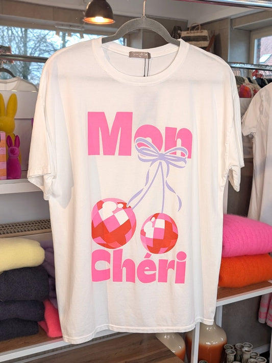 Dieses vielseitige "Mon Chéri" T-Shirt in den lebendigen Farben Créme, Pink, Flieder und Rot verleiht Ihrem Outfit sofort einen modischen Akzent!