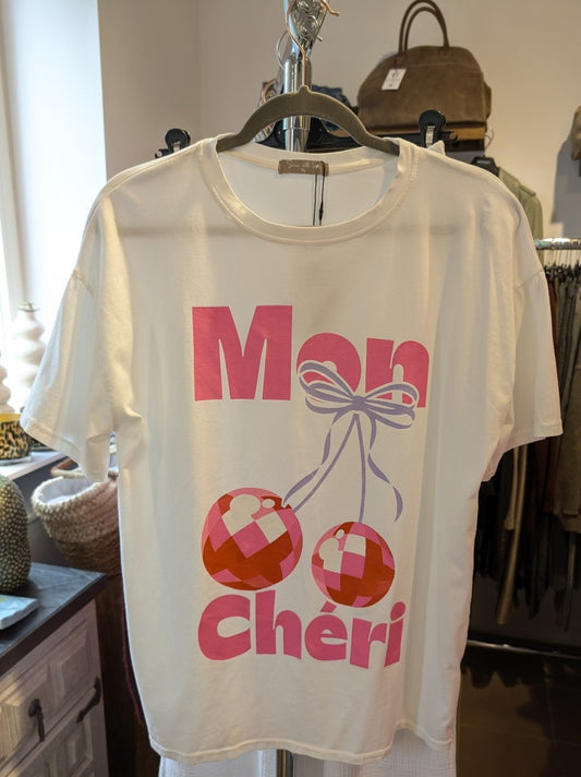 Dieses vielseitige "Mon Chéri" T-Shirt in den lebendigen Farben Weiß, Pink, Flieder und Rot verleiht Ihrem Outfit sofort einen modischen Akzent!