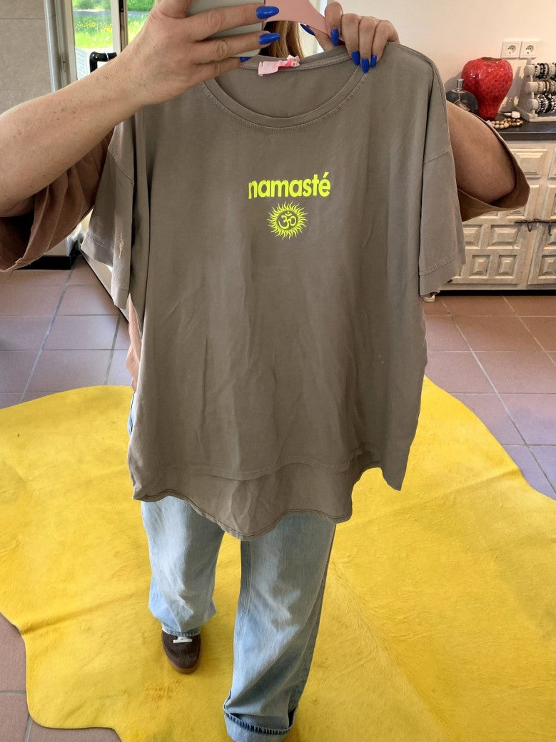 Von BELIEVE kommt das aufregende T-Shirt "Namaste" mit VoKuHiLa-Schnitt in Grau und Neon Gelb Backprint für ein stylisches Statement!