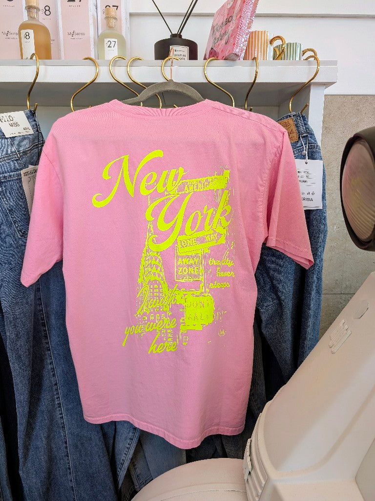Entdecke den lässigen Look des T-Shirts New York von MOOIJ mit auffälligem Backprint in leuchtendem Pink-Neon-Gelb ! Ein Must-Have für jeden Streetwear-Liebhaber