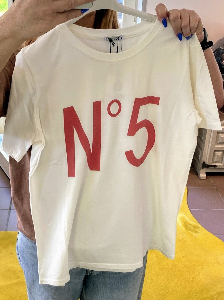Erwecken Sie Ihre Sinne mit diesem einzigartigen T-Shirt No 5 in Créme Rot von CIVICO! Perfekt für jeden Anlass - ein Must-Have für jeden Kleiderschrank!