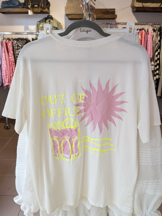 Dieses T-Shirt kombiniert Komfort und Stil mit einem auffälligen Backprint in Neon Gelb und Rosa auf strahlend weißem Baumwollstoff. Hol' es Dir jetzt!